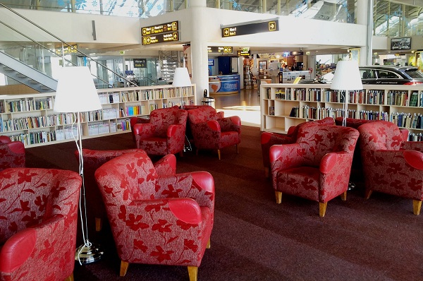 Alfonbras, lámparas, butacas y libros. Así es la Biblioteca del aeropuerto de Tallinn