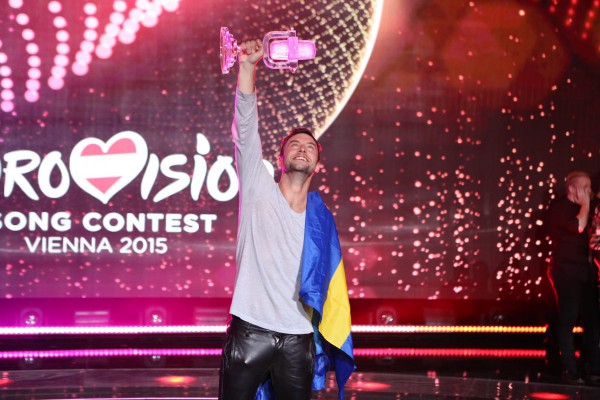Måns Zelmerlöw celebrando su victoria en el escenario de Eurovisión 2015. Foto: Thomas Hanses (EBU)