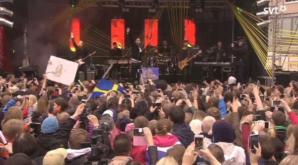 Måns Zelmerlöw cantando en el homenaje a su victoria en Eurovisión, celebrado en la localidad de Lund