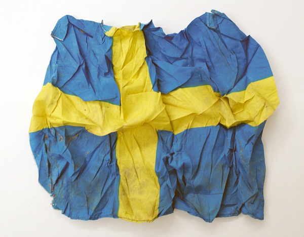 La bandera sueca, protagonista de "in Every Step There is A Movement", instalación de Runo Lagomarsino. Foto: kunstkritikk.no